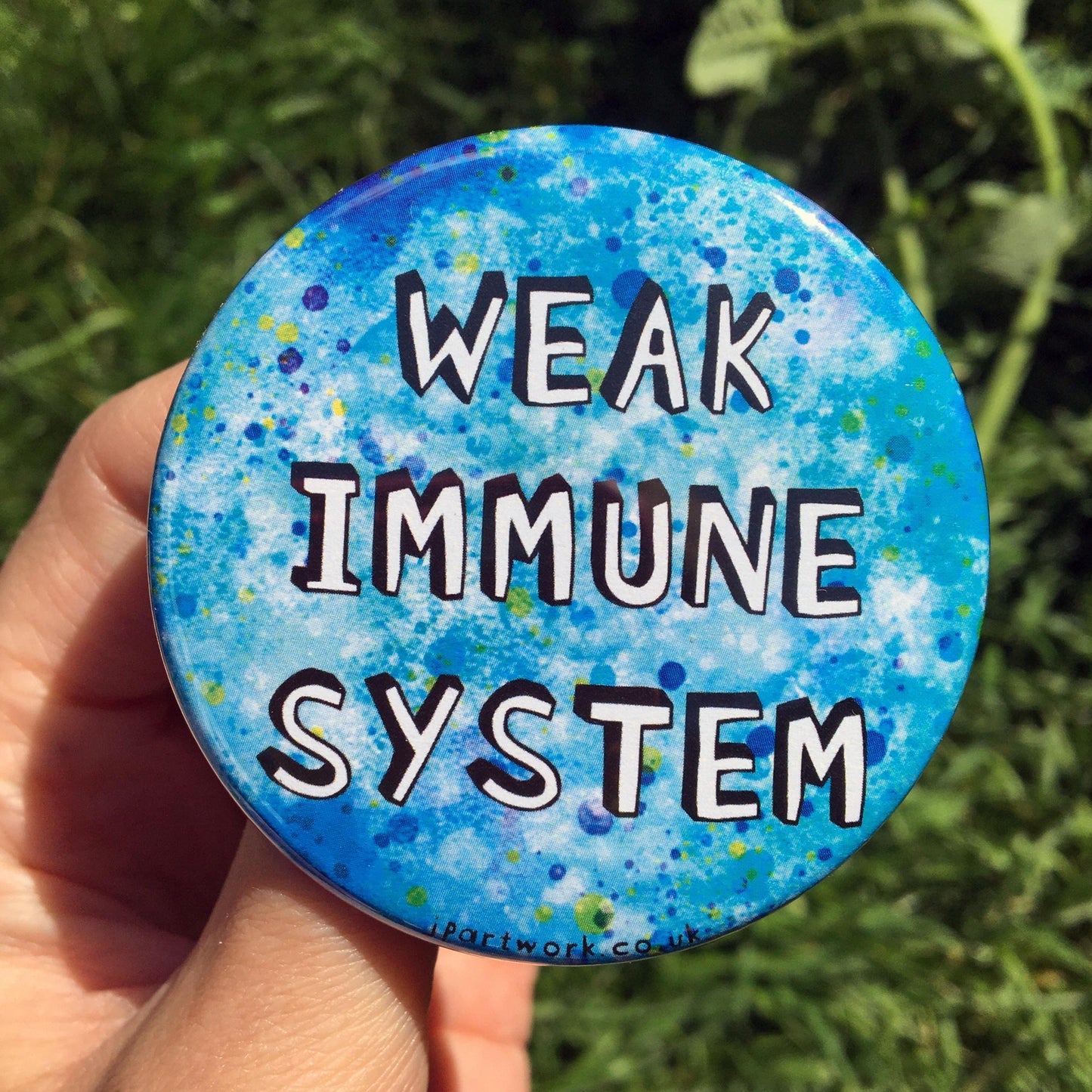 Large blue pin badge with the words 'WEAK IMMUNE SYSTEM' in bold 3D writing on. Ideal for those with hidden illnesses and disabilities, and the immunocompromised.